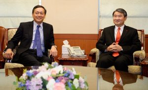 Japan’s vice foreign minister, Akitaka Saiki, left, and the South Korean diplomat Cho Tae-yong, in Seoul. The two nations agreed to share military information about North Korea.